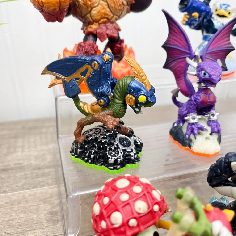 Skylander Lot of 10 Figures +2 Kids meal figures - Some broken, Read description